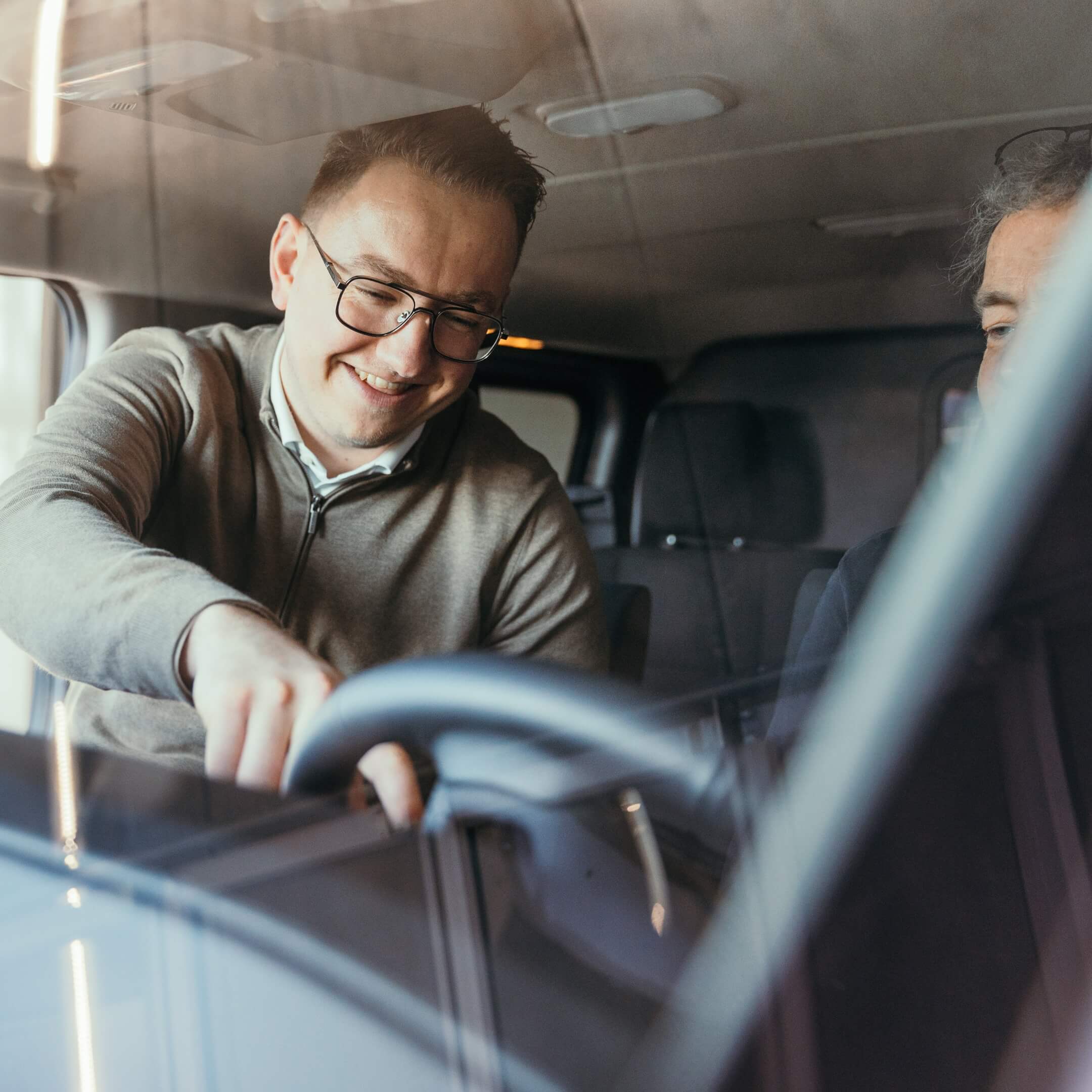 Perke Pellis van PEPE Wagenparkbeheer ondersteunt bij de oplevering van een nieuwe bedrijfswagen in omgeving Roosendaal